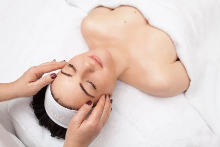Relaxační masáž obličeje při ošetření pleti